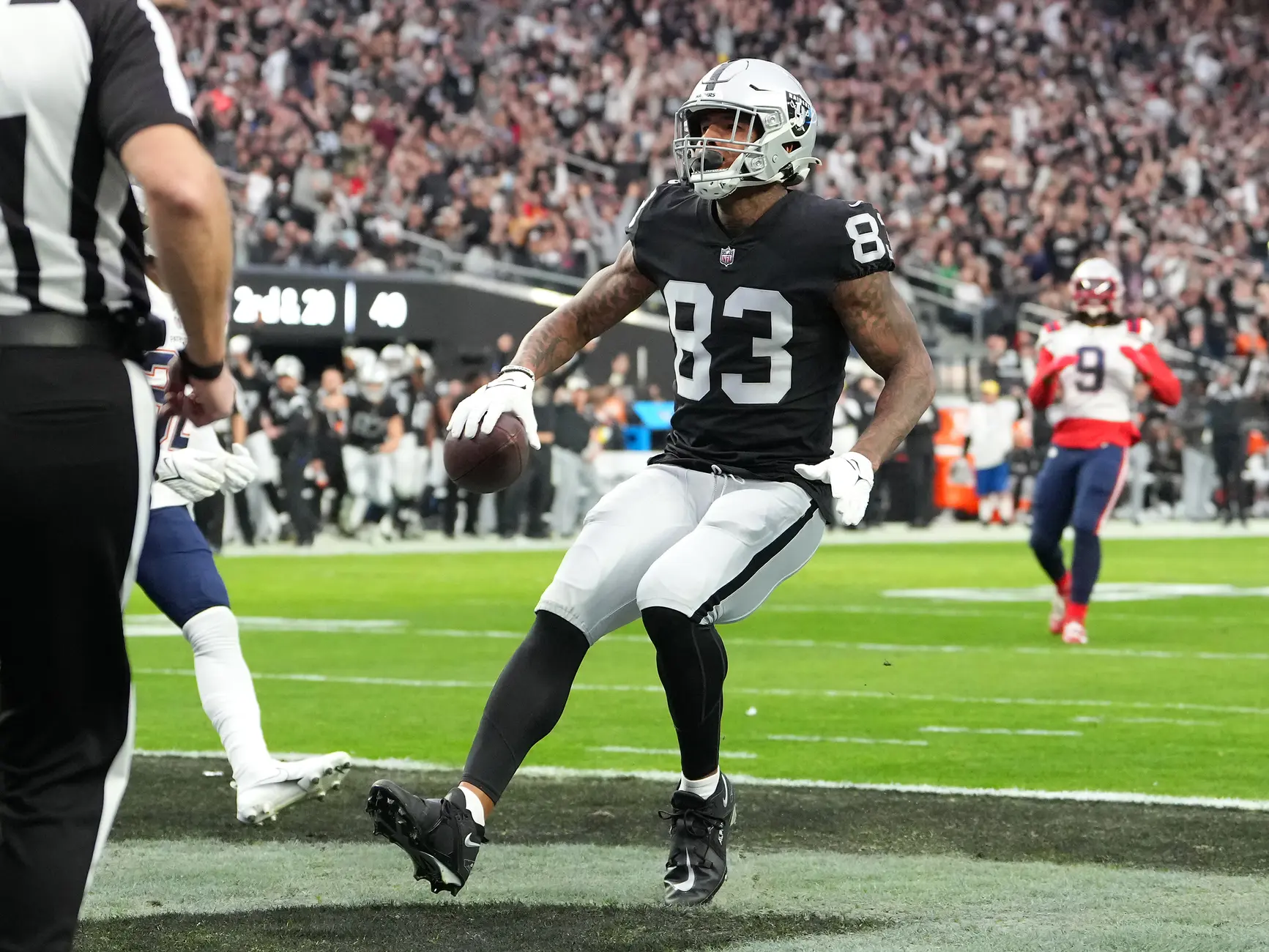 Raiders give McDaniels happy homecoming, beat Jaguars 27-11